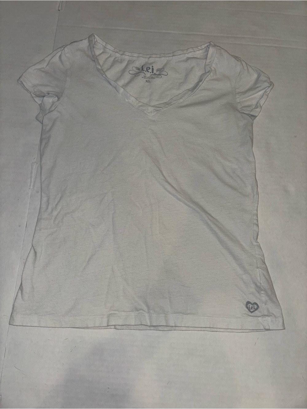 lei White Short-Sleeve V-Neck Tee